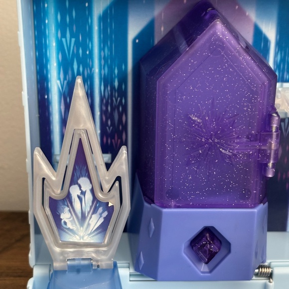 Disney FROZEN 2 Portable Pop Up Ahtohallan Playset 2 ELSA toy figures & horse - Picture 5 of 10